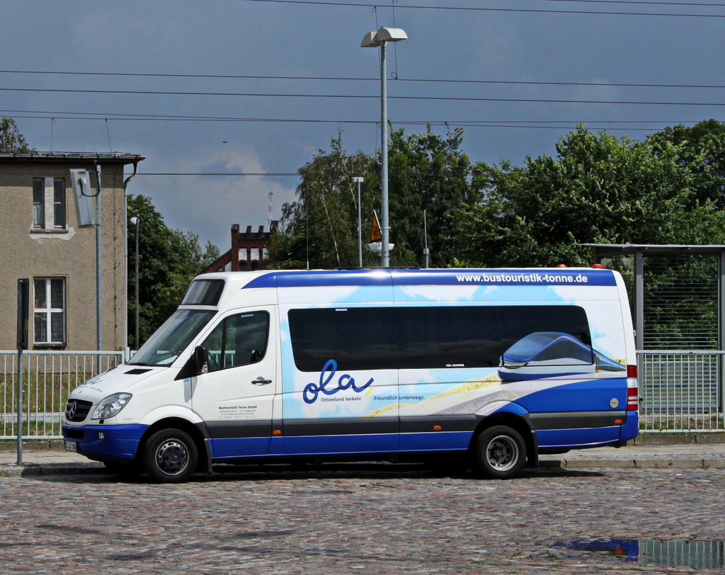 Bustouristik Tonne mit Werbung fr die OLA am 08.07.11 in Pasewalk