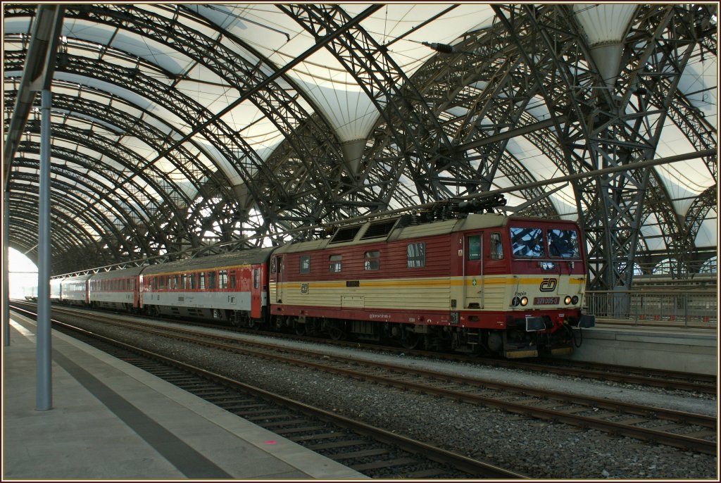 CD 370 005-0 mit EC in Dresden Hbf. 
22. Sept. 2010