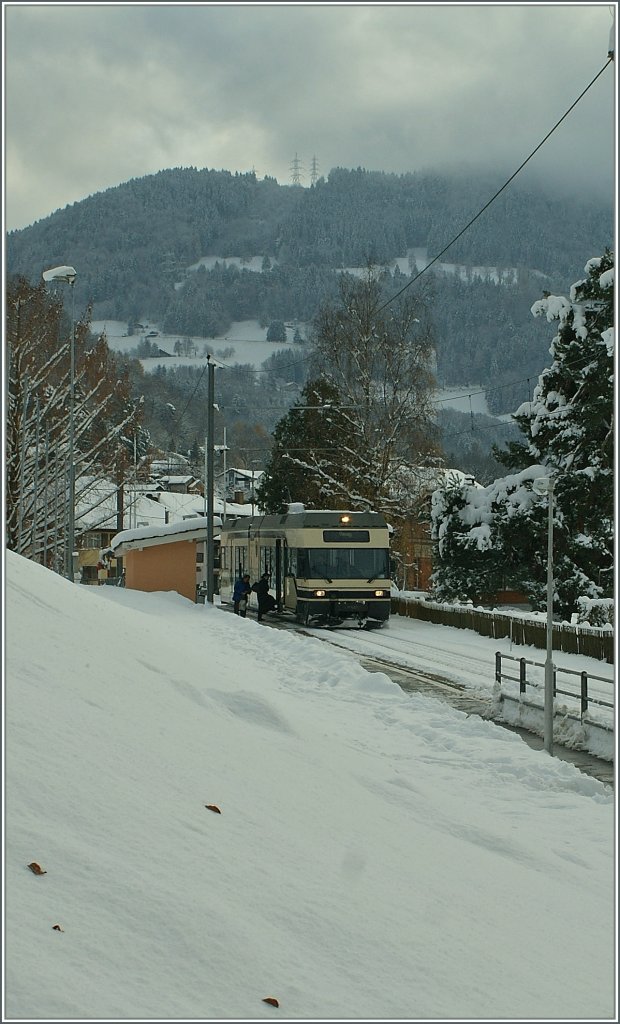 CEV GTW 2/6 nach Vevey beim Halt in  Chteau de Blonay  am 2. Dez. 2010