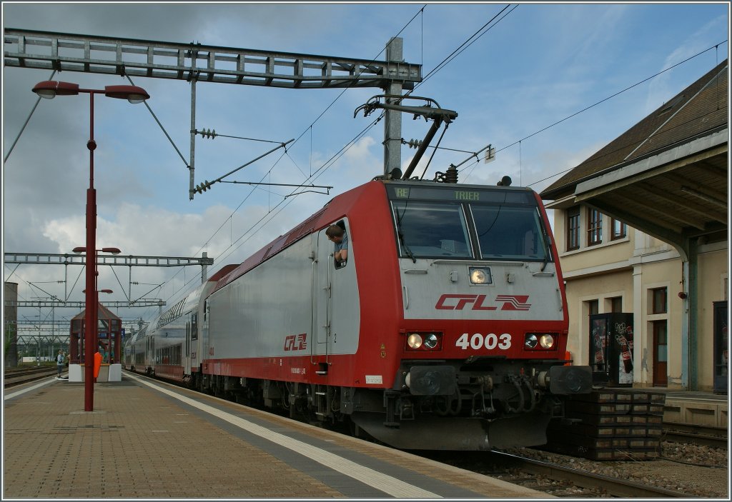 CFL 4003 mit einer RE nach Trier beim Halt in Wasserbillig.
14. Juni 2013