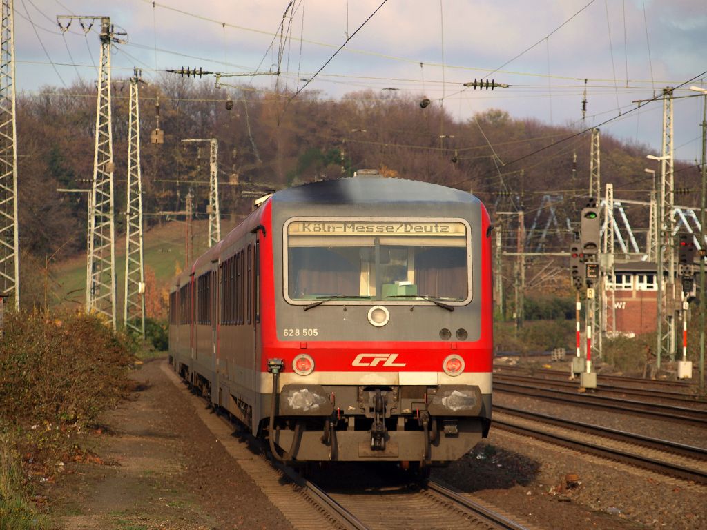 CFL 628 505 fuhr zusammen mit 2 weiteren 628 Garnituren als RE nach Kln Messe/Deutz aus dem Bahnhof Kln-West am 20.11