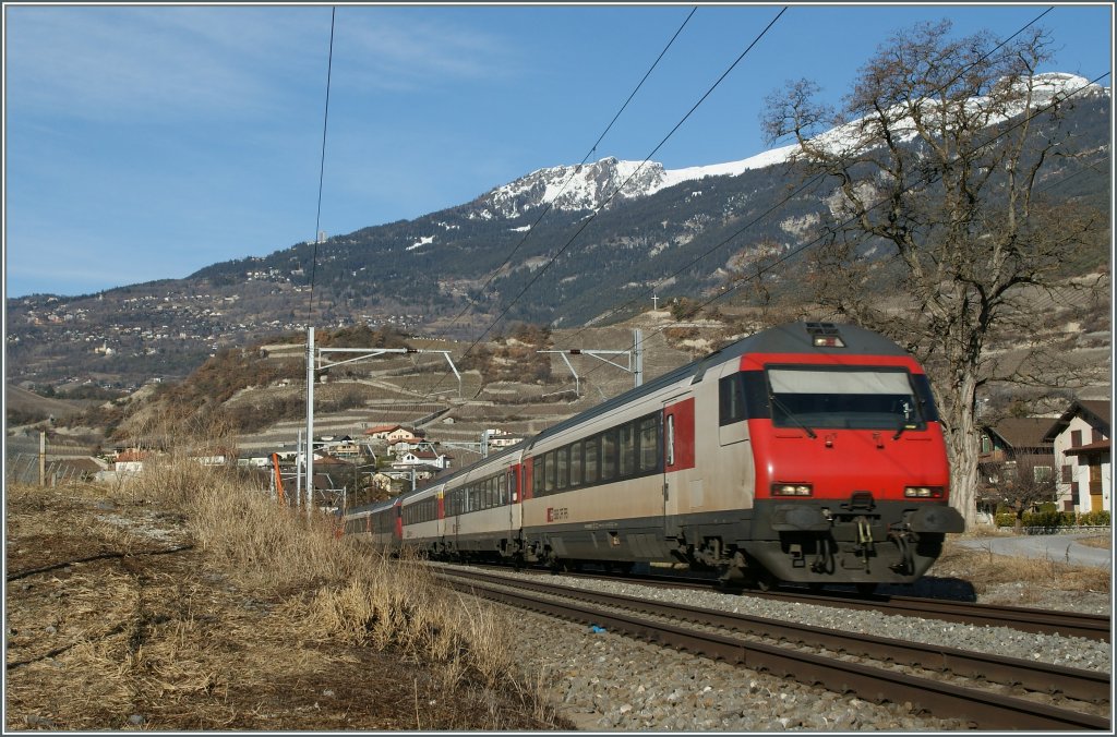 Da die ETR 610 weiterhin nicht in Doppeltraktion verkehren drfen, verkehrt jeweils Samstags ein fast leerer Entlastungszug von Lausanne nach Domodossola (Markttag). Hier ein Bild bei Salgesch. 
