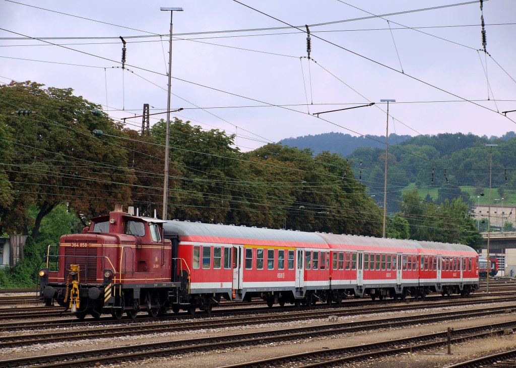 Da steht sie die 364 858-1 auf dem Abstellgleis mit einer kleinen N-Wagen Garnitur im Bahnhof Ulm.