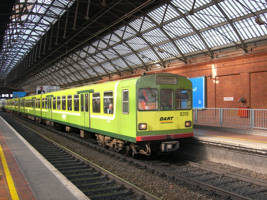 DART 8315 nach Greystone in Dublin Pearse Station am 3. Oktober 2006.