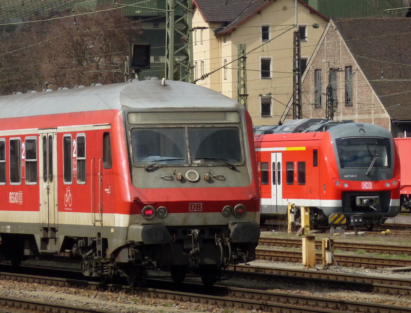 Das Ersatzfahrzeug und das neue Fahrzeug 440 540-3 am 05.04.10 in Wrzburg