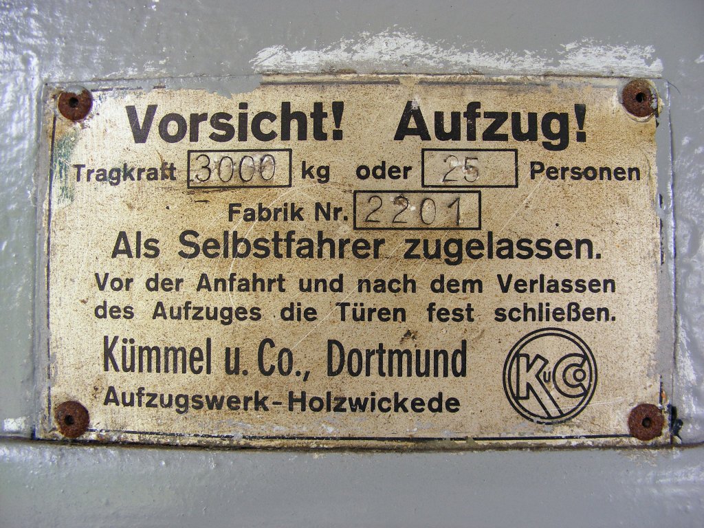 Das Fabrikschild eines stillgelegten Gepckaufzugs auf dem sdlichen Bahnsteig des Bahnhofs Herne am 29.06.2010.