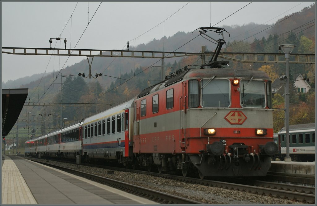 Das gestrige Fotohighlight: Re 4/4 II 11109 mit dem IC nach Bruxelles beim Halt in Stein Sckingen.
6.11.2011
