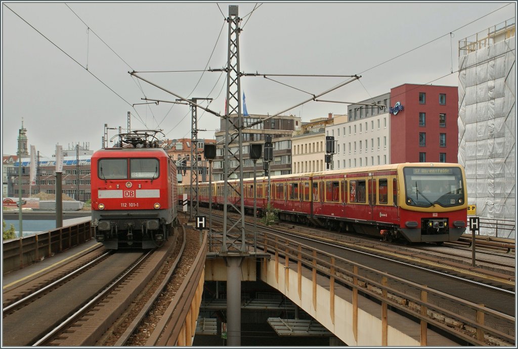DB 112 101-1 mit einem RE1 nach Eisenhttenstadt und die S7 nach Ahrensfelde treffen gleichzeitig in Berlin Alexanderplatz ein. 15. Juni 2009