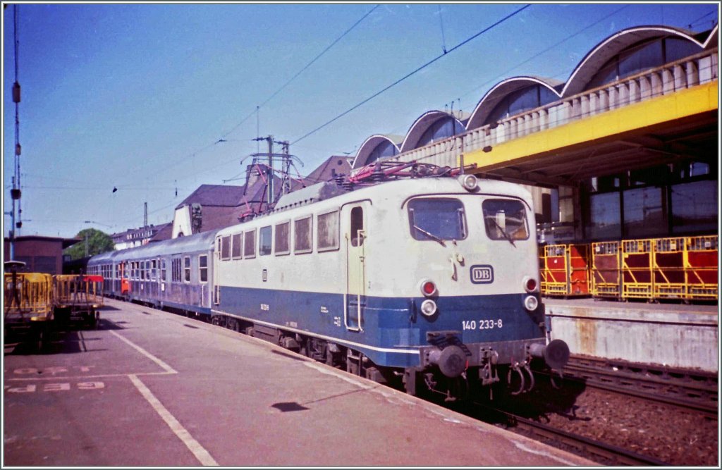 DB 140 233-8 mit einem Nahverkehrszug in Koblenz Hbf am 18. Mai 1992
(Gescanntes Negativ)