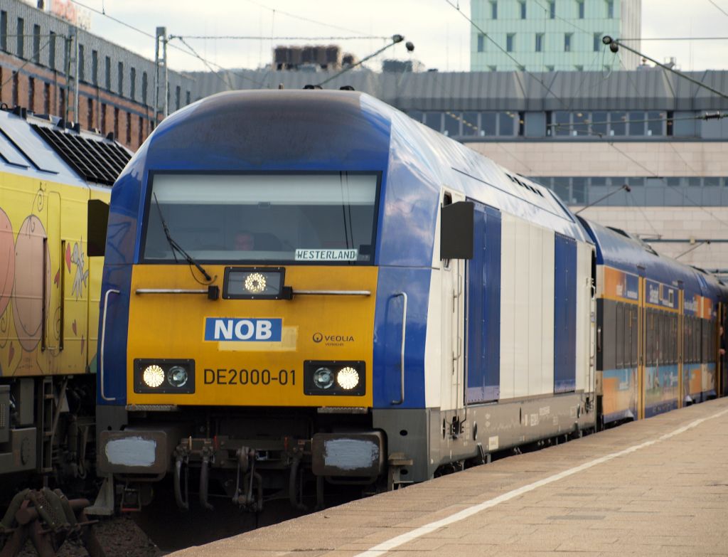 DE 2000-01 stand mit der NOB nach Westerland im Bahnhof Hamburg-Altona.