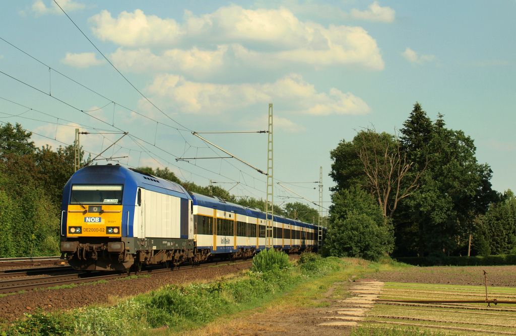 DE 2000-02 schob die NOB von Westerland/Sylt nach Hamburg-Altona durch Halstenbek am 10.6.11.