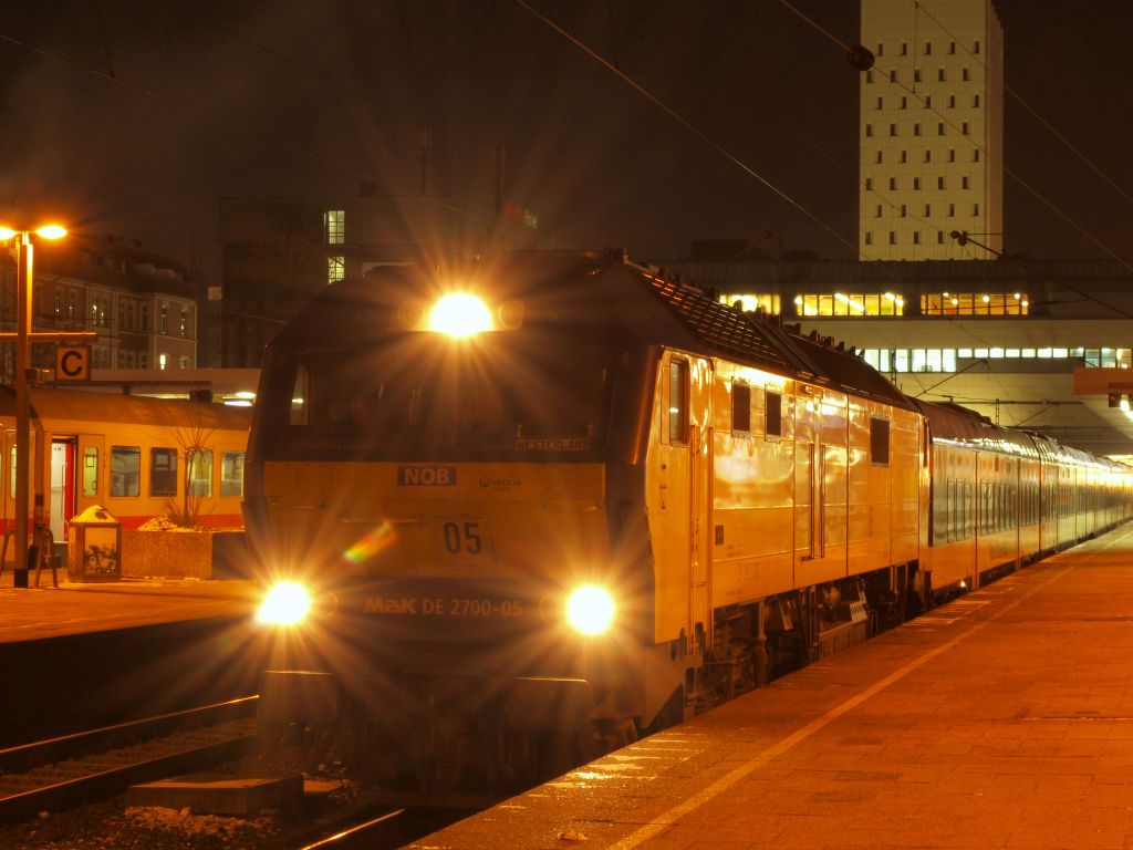 DE 2700-05 stand mit der NOB nach Westerland/Sylt im Bahnhof Hamburg-Altona am 27.11