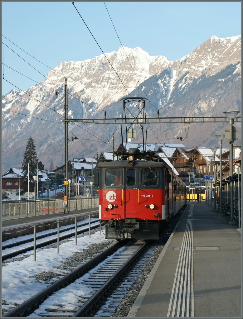 De 4/4 110 021-3 mit dem IR 2275 am 5. Feb. 2011 beim Halt in Brienz. 