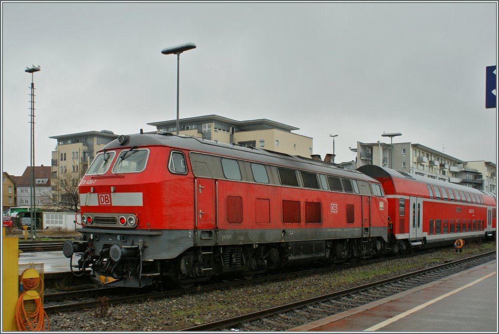 Dei DB 218 106-7 ist mir ihrem IRE aus Stuttgart in Friedrichshafen eingetroffen. 
16. Nov. 2011 