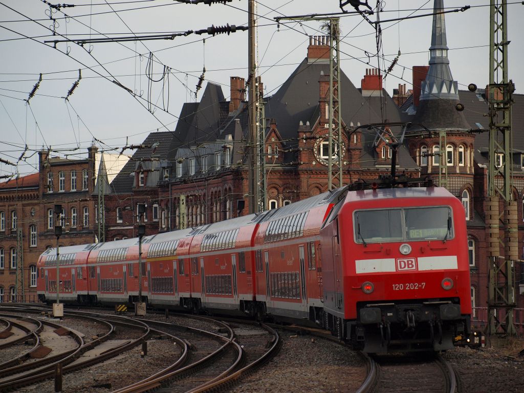Den Hanse-Express nach Rostock schob am 12.3 120 202-7 aus dem Hamburger Hbf.