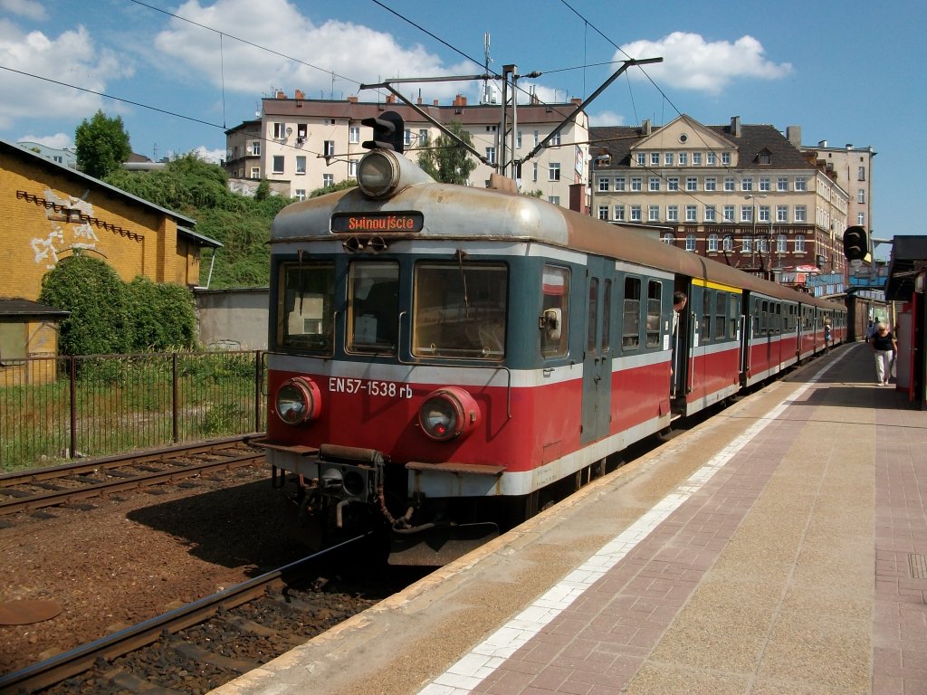 Den Nahverkehr im polnischen Szczecin bestimmen Triebwagen der Baureihe EN57.Hier ist es EN57-1538 der auf Abfahrt zum Ostseebad Swinoujcie in Szczecin Glowny am 31.Juli 2010 wartete.