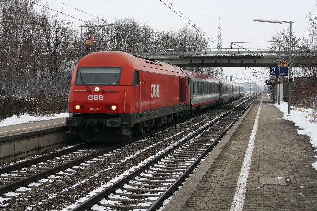 Den RE aus Linz brachte am 29.01.12 die 2016 065-2 nach Mnchen, hier bei ihrer Durchfahrt in Grub.