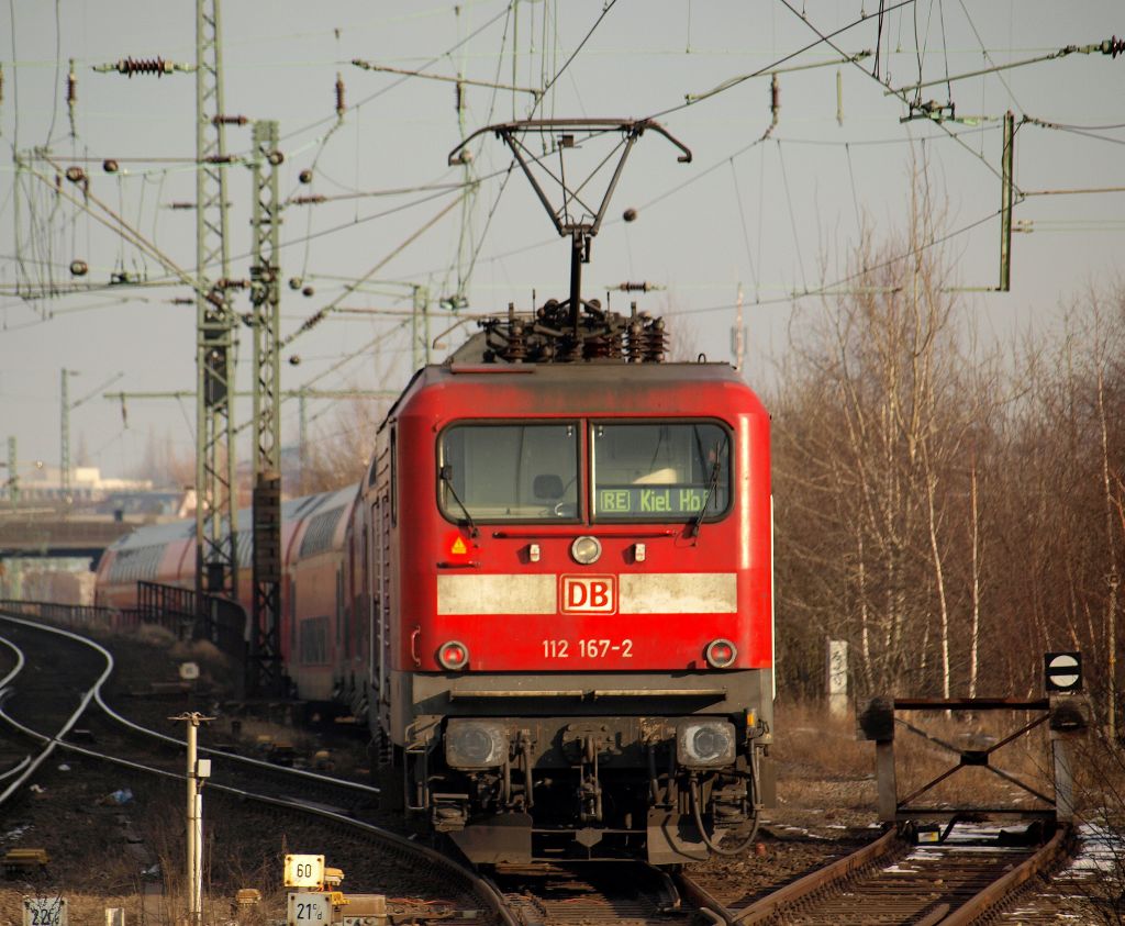 Den RE nach Kiel schob 112 167-2 aus dem Bahnhof Hamburg-Altona. Hamburg-Altona 26.2.