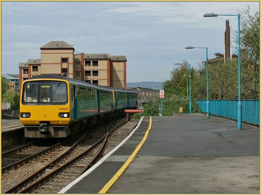 Der 143 604 und ein Schwestertriebwagen erreichen am 28. April 2010 Cardiff Queensstreet Station. 