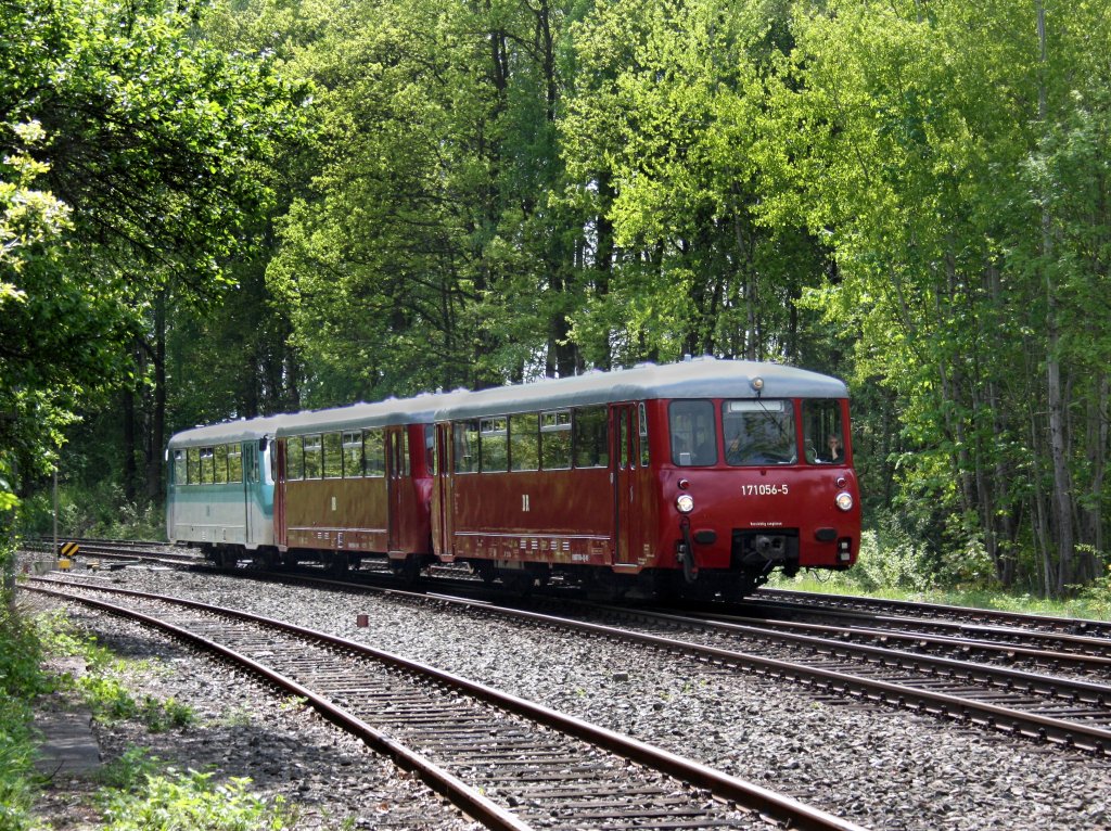 Der 171 056 am 23.05.2010 bei der Einfahrt in Neuenmarkt-Wirsberg.