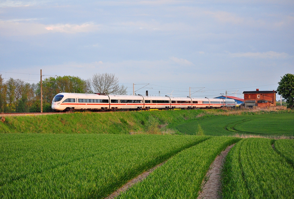 Der 411 006  Erfurt  rollt als ICE 1606 (Mnchen-Warnemnde) seinem vorletzten Halt Rostock Hbf entgegen.Geknipst am 09.05.2012 in Gragetopshof.