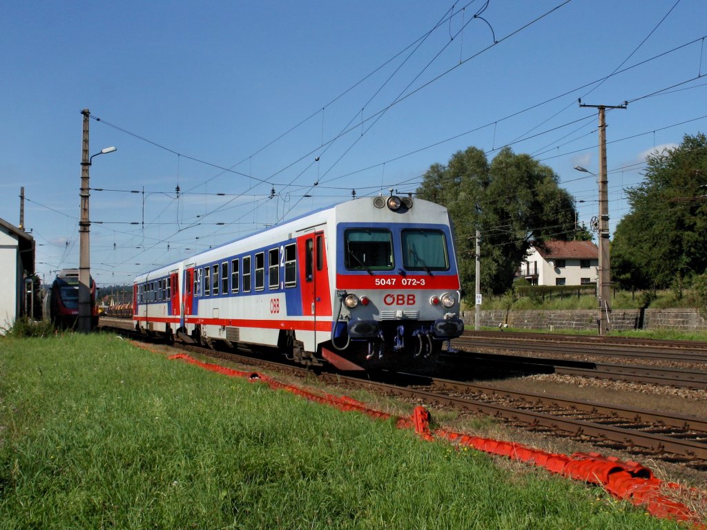 Der 5047 072 mit dem 5047 076 am 10.09.2011 bei der Ausfahrt aus Schrding. 
