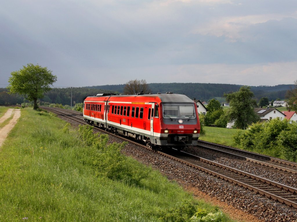 Der 610 005 als RE am 21.05.2011 unterwegs bei Sulzbach Rosenberg. 
