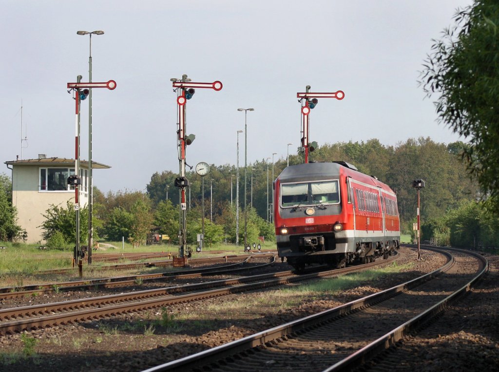 Der 610 013 als RE nach Regensburg am 21.05.2011 bei der Durchfahrt in Luitpoldhtte. 
