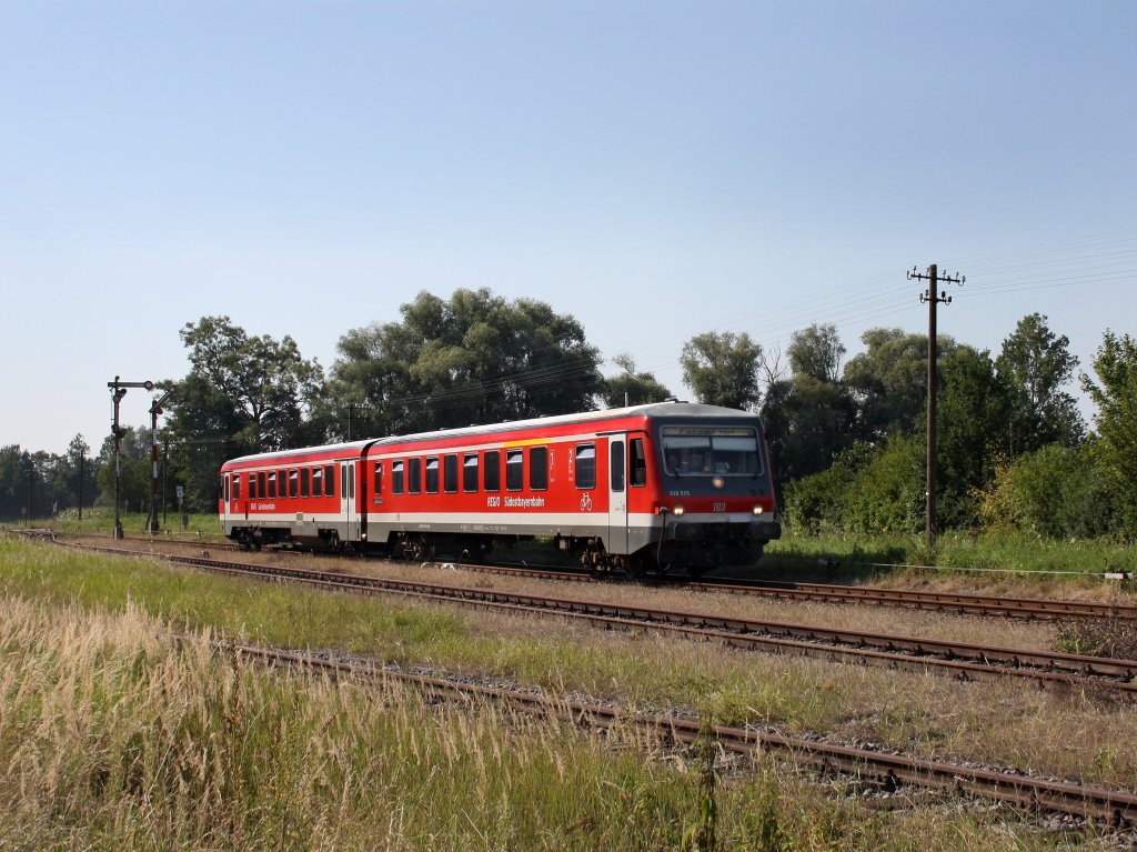 Der 628 575 als RB nach Passau am 26.08.2011 bei der Einfahrt in Karpfham. 