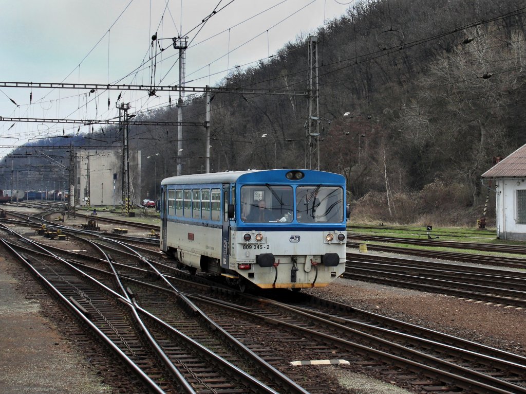 Der 809 345 am 04.04.2010 bei der Einfahrt in Kralupy.
