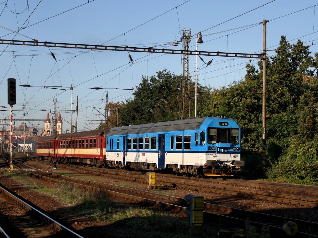 Der 843 006 mit einem Personenzug am 01.10.2011  bei der Einfahrt in den Pilsener Hbf.