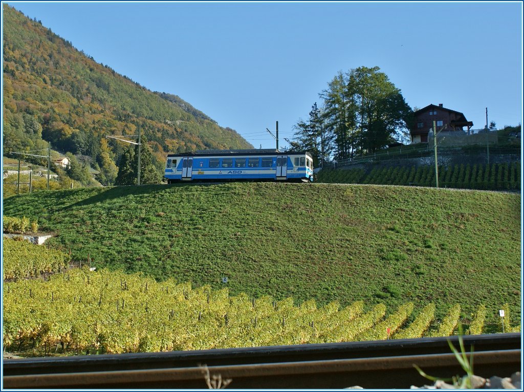 Der ASD BDe 4/4 402 als Regionalzug 402 von Aigle nach Les Diablerets in den Weinbergen von Aigle am 21.Okt. 2010.