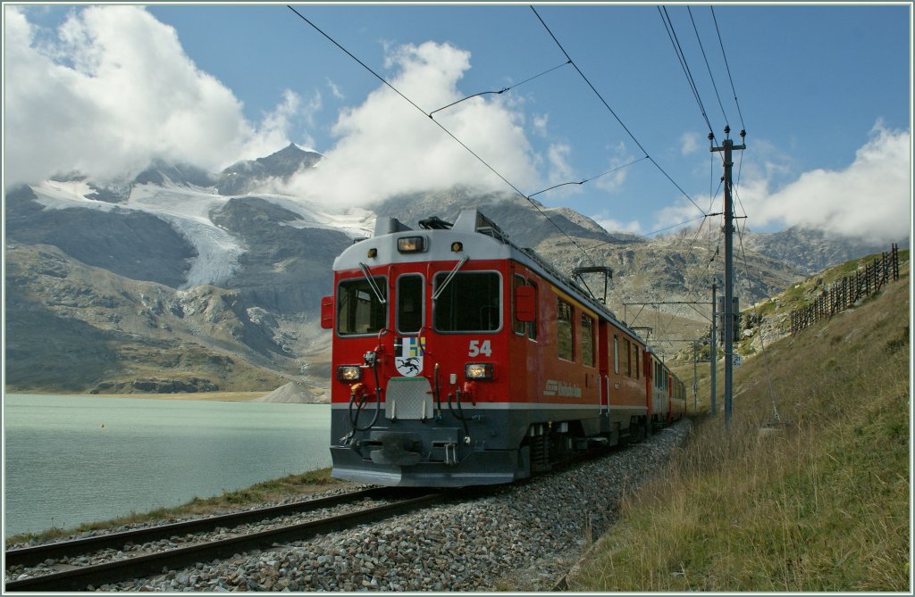 Der Bernaina RhB ABe 4/4 n 54 und ein weiterer habe mit ihrem Bernina Express bald den Scheitelpunkt ihrer Reise erreicht: am Lago Binaco, kurz vor Bernina Ospizio. 
10.09.2011