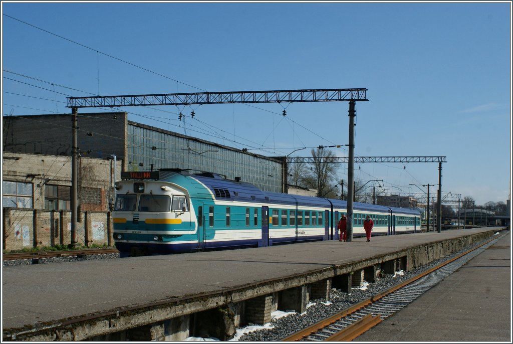 Der Edelaraudtee Tiebzug DR1B-3716 erreicht seinen Zielbahnhof Tallin.
7. Mai 2012