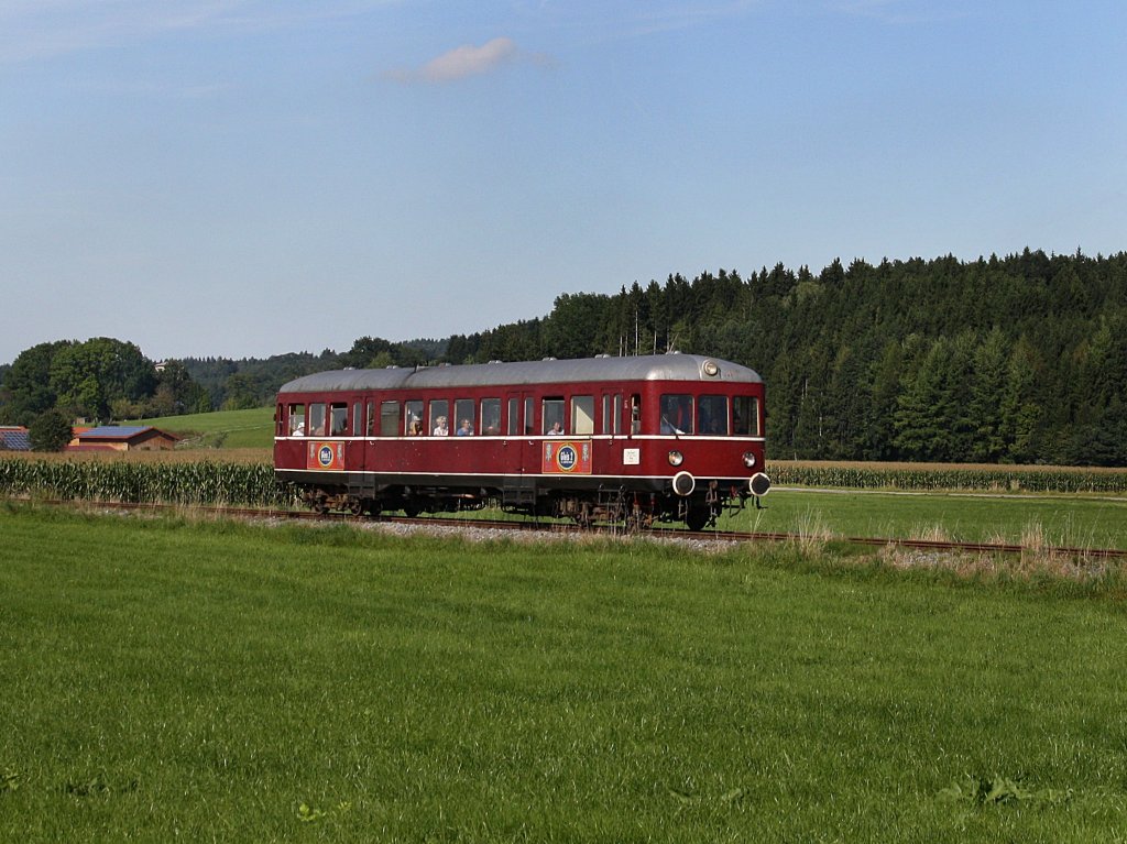 Der Esslinger Triebwagen der Chiemgauer Lokalbahn am 12.09.2010 unterwegs bei Bad Endorf.