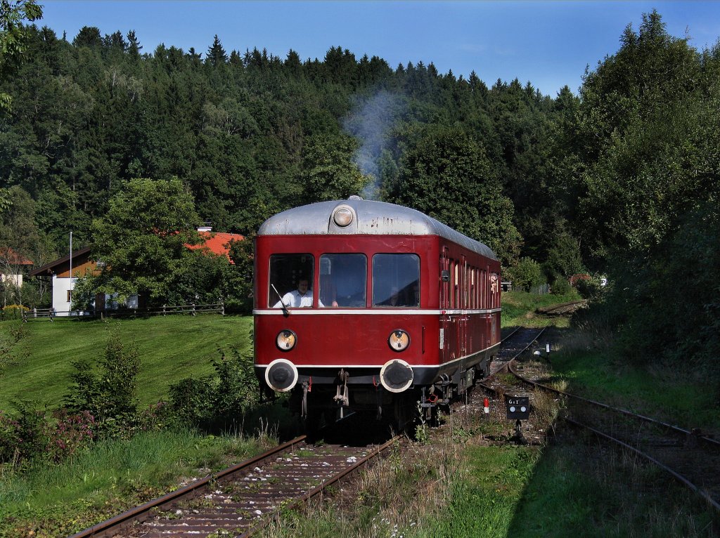 Der Esslinger Triebwagen der Chiemgauer Lokalbahn am 12.09.2010 bei der Einfahrt in Amerang.