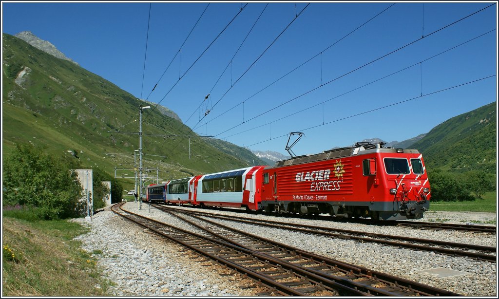 Der Glacier Express 911 Davos - Zermatt fhrt in Realp ein (und durch). 
19.3 Juli 2010