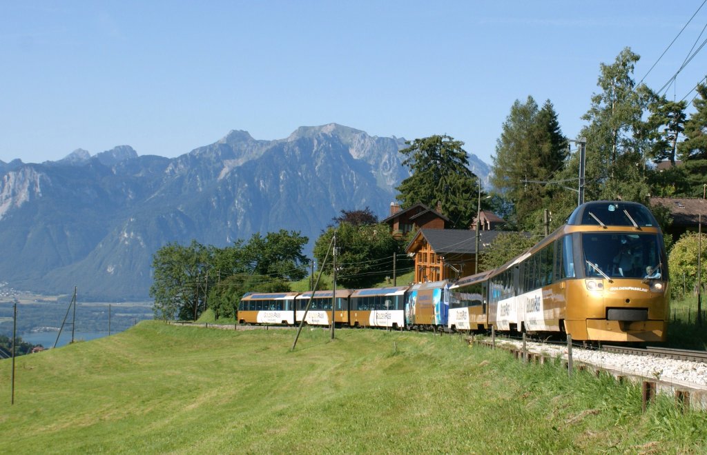 Der Golden Panoramic Express bei Les Avants a m17. August 2009 auf der Fahrt von Montreux nach Zweisimmen.
 