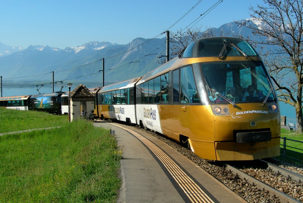Der GoldenPanoramique Express nach Zweisimmen kurz nach Montreux am 22. April 2007.