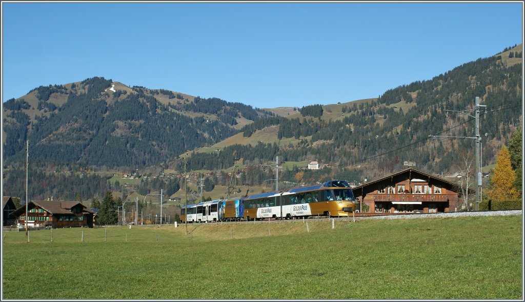 Der GoldenPass Panoramic Express kurz vor Gstaad. 
05.11.2010