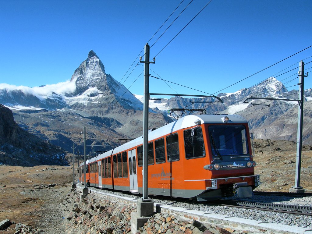 Der Gornergradbahn Zug erreicht in Krze die Endstation. Im Hintergrund das Matterhorn. 
11. Oktober 2007