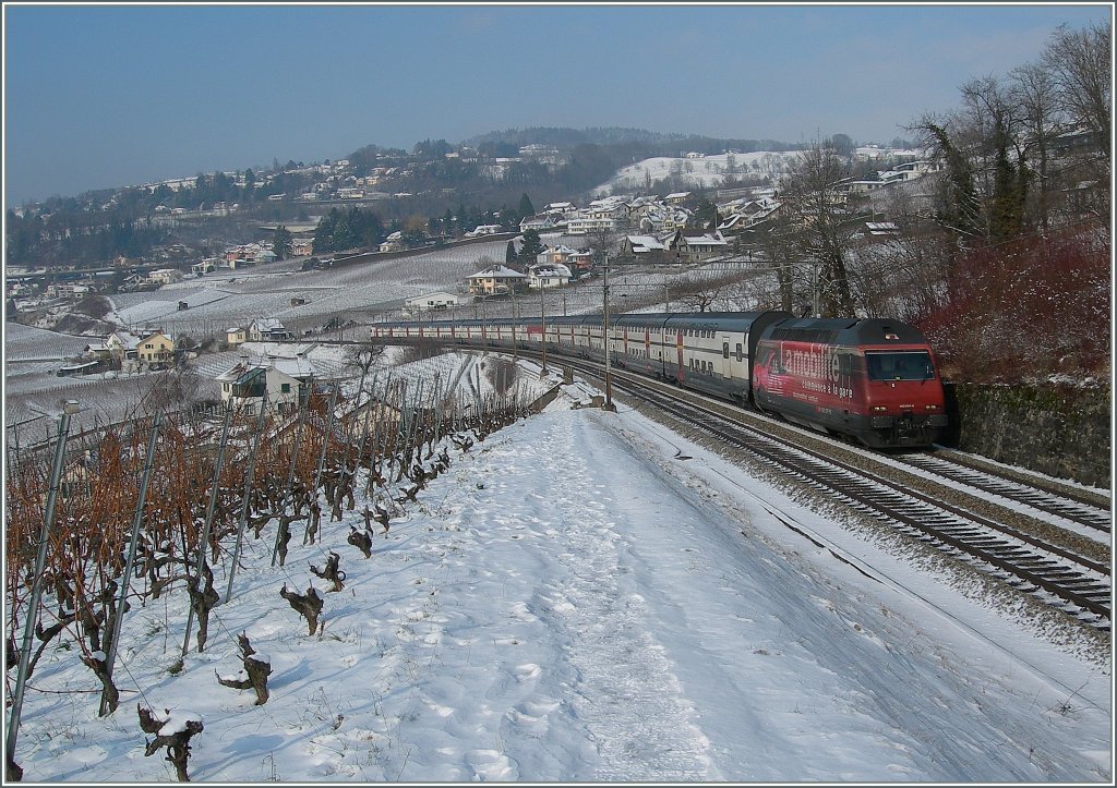Der kalte Ostwind wehte ein Menge Werbeloks in die Westschweiz: 460 024-0 mit IC Genve - St. Gallen bei Bossire am 1. Feb. 2012 