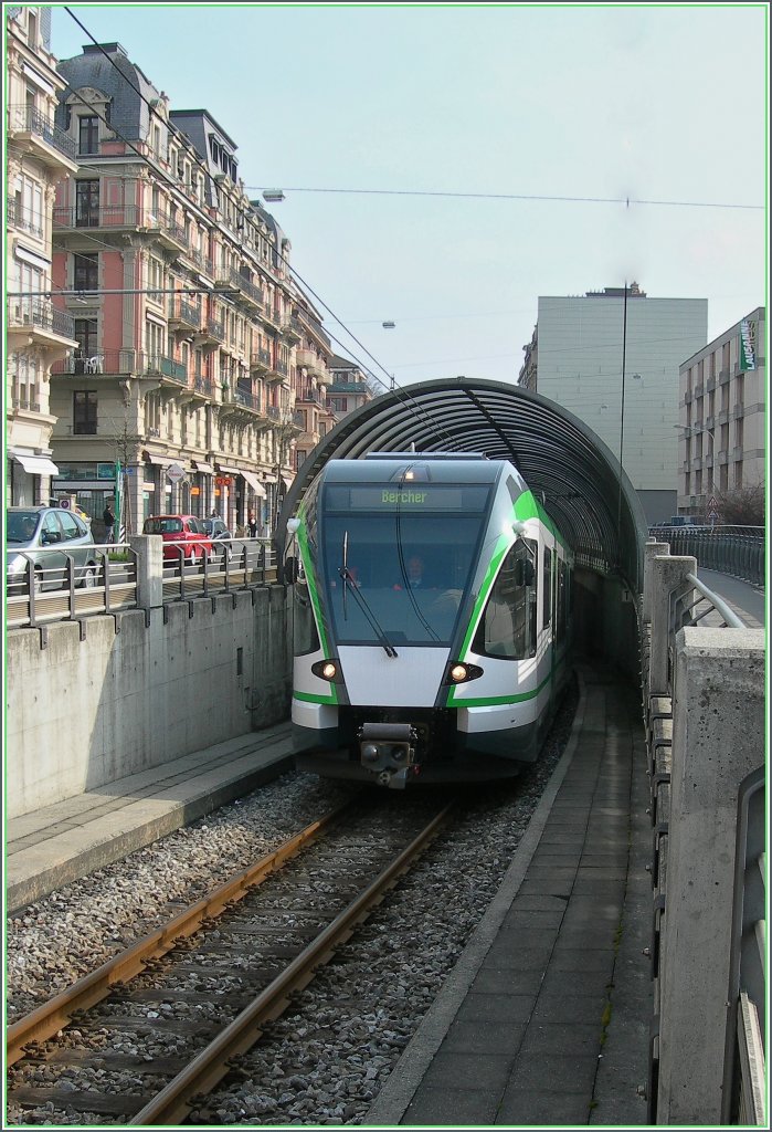 Der LEB RBe 4/8 verlsst den Tunnel vom unterirdischen Bahnhof Chauderon kommend und wird anschlieend im Strassenbereich von Lausanne durch die Stadt fahren. 
1. Mrz 2011