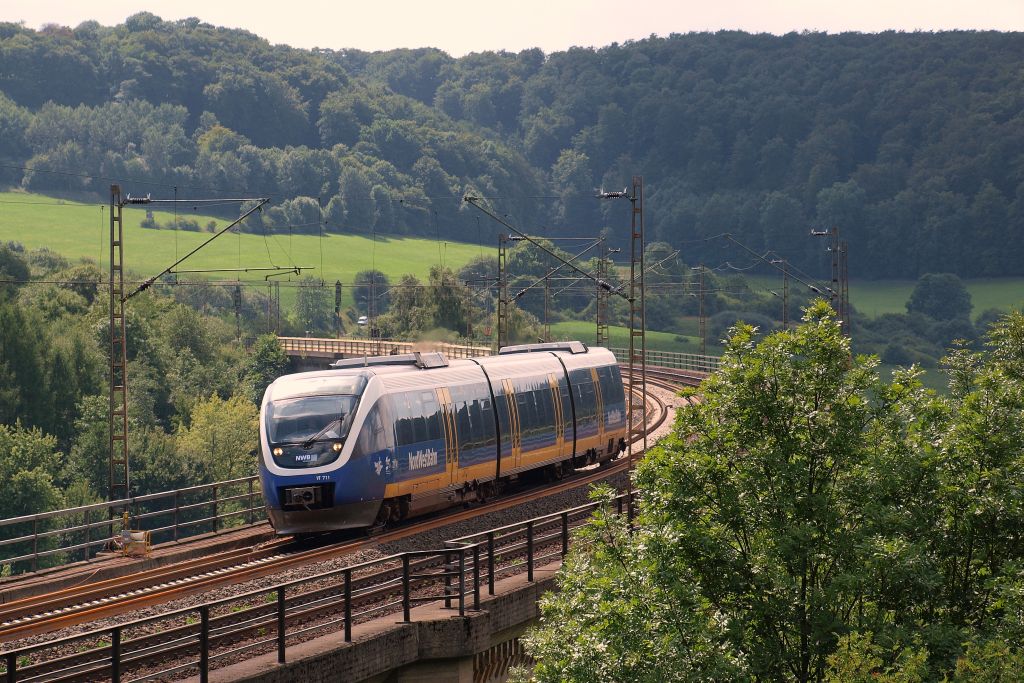Der Nordwestbahn VT 711 dieselte seelenruhig ber das Altenbekener Viadukt und wird gleich den Bahnhof Altenbeken erreichen. 19.8 Altenbeken