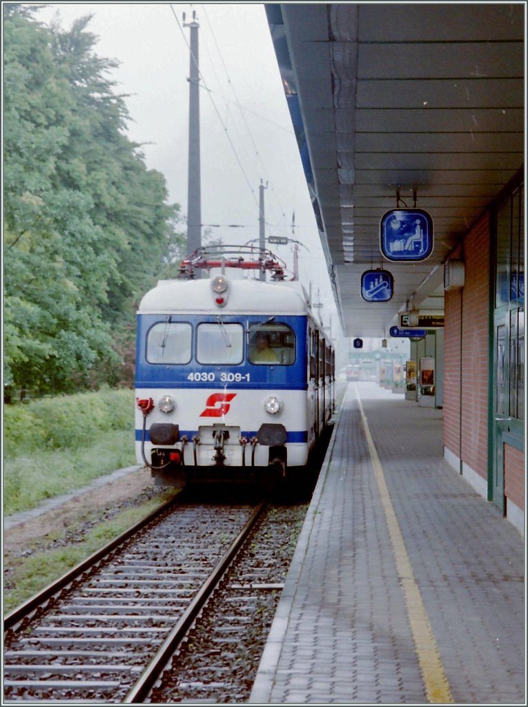 Der BB 4030 309-1 wartet in Bregenz auf die Abfahrt nach St. Margrethen. 
30. Mai 1995
