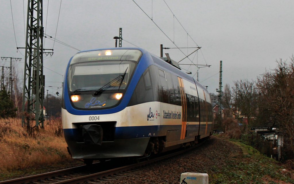 Der OLA VT 0004 bei der Ausfahrt in Neubradenburg am 26.12.2011.