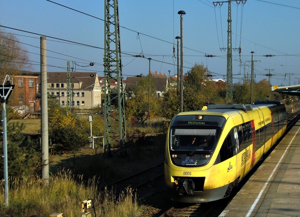 Der OLA VT 0005 bei der Ausfahrt in Neubrandenburg in Richtung Btzow am 23.10.2011.