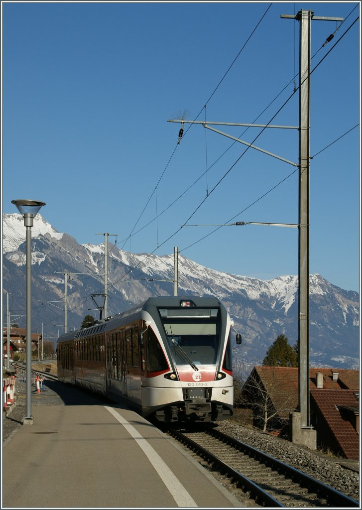 Der  Patzt  130 010-2 als Regionalzug nach Interlaken Ost erreicht Niederried.. 
05.02.2011
