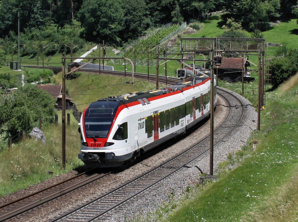 Der RABe 524 101 am 26.06.2011 unterwegs bei Erstfeld. 
