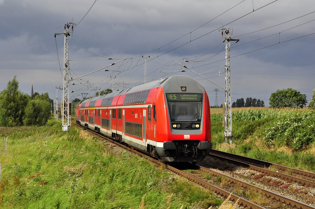 Der RE 4365 rollt am 10.8.2011 durch Sildemow.Es schiebt die unverwstliche 112 114. 